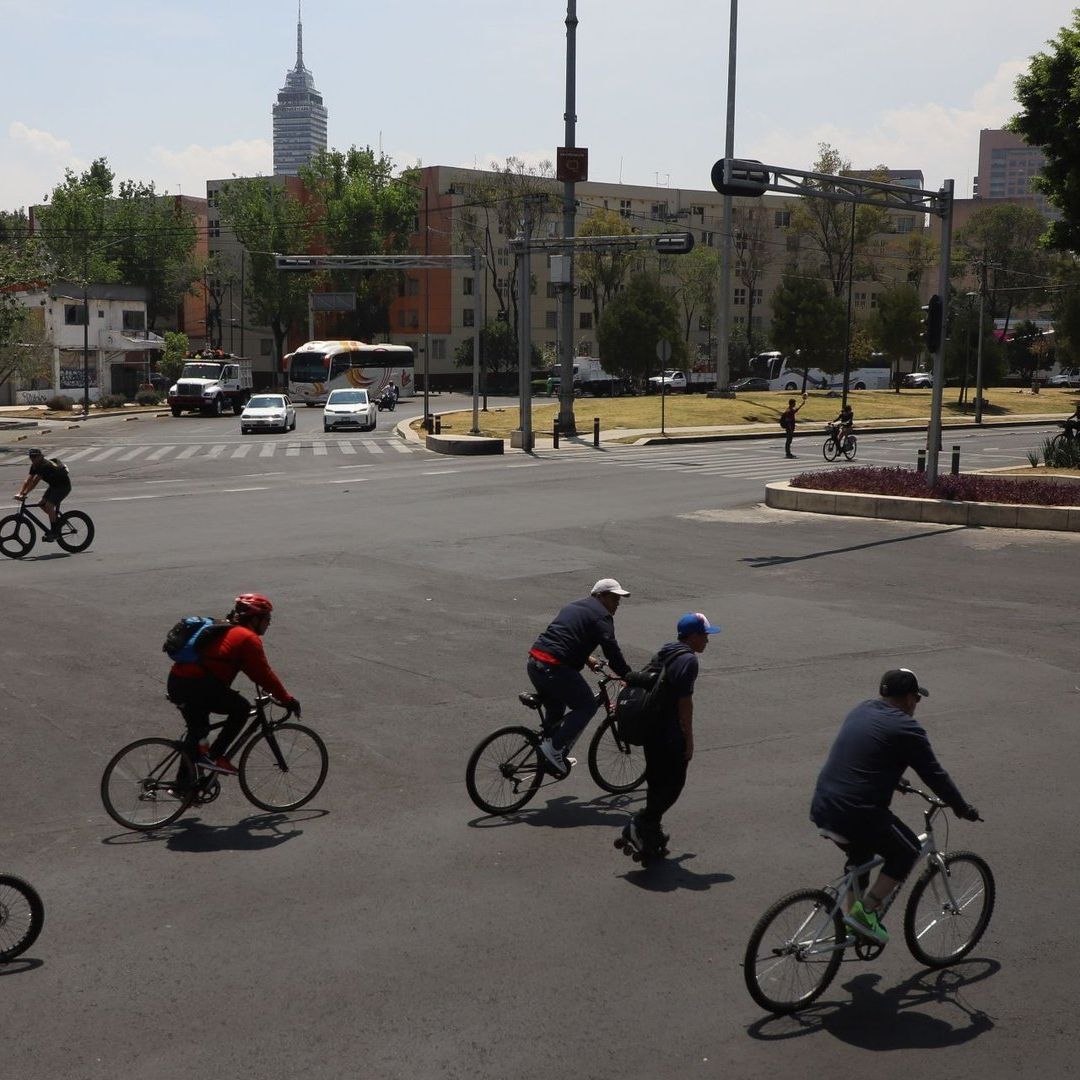 Ciclistas encuentran en la bici una alternativa al tráfico.